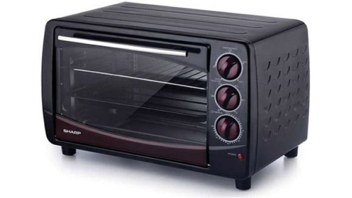 Caption: Oven listrik merek Sharp dilengkapi dengan berbagai aksesori yang mempermudah memasak Anda. (Foto: Sharp)