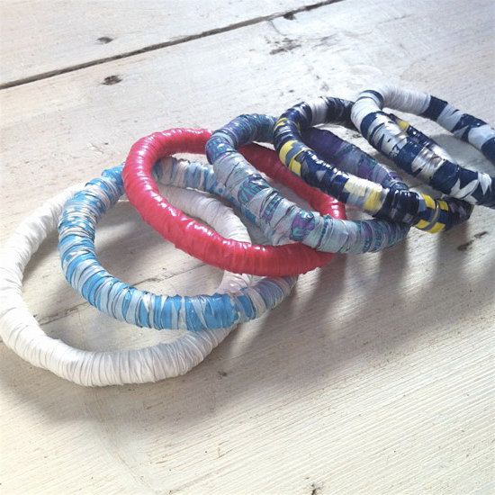Gelang cantik yang terbuat dari kantong kresek bekas. Sumber: etsy.com