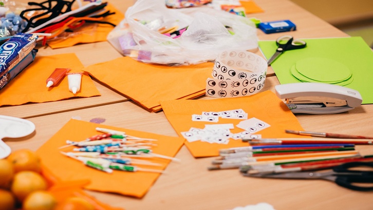 Sekolah tatap muka artinya proses belajar mengajar kembali dilakukan di sekolah, hanya saja dibatasi aturan sehingga prakteknya tidak bisa kembali normal. Sumber: Pixabay