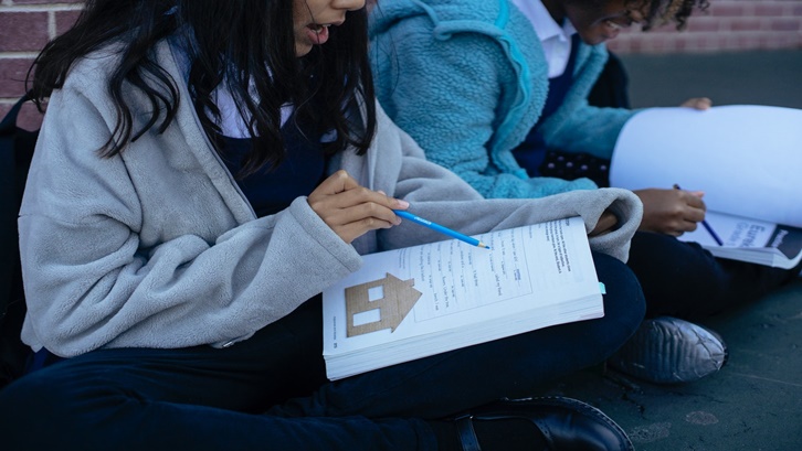 Mematuhi protokol kesehatan merupakan aturan pertama yang wajib diikuti siapapun yang berada di sekolah. Sumber: Pexels