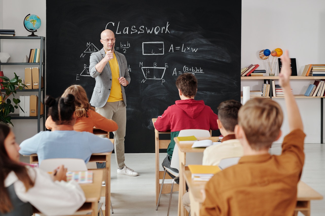 Kelebihan sekolah tatap muka salah satunya interaksi antara guru dan murid bisa berlangsung lebih efektif. Sumber: Pexels