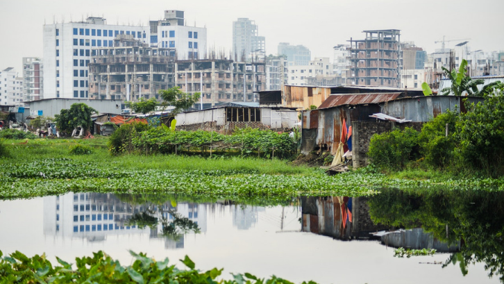 Munculnya daerah kumuh menjadi salah satu dampak dari urbanisasi. (Foto: Pexels - Shadman H.)