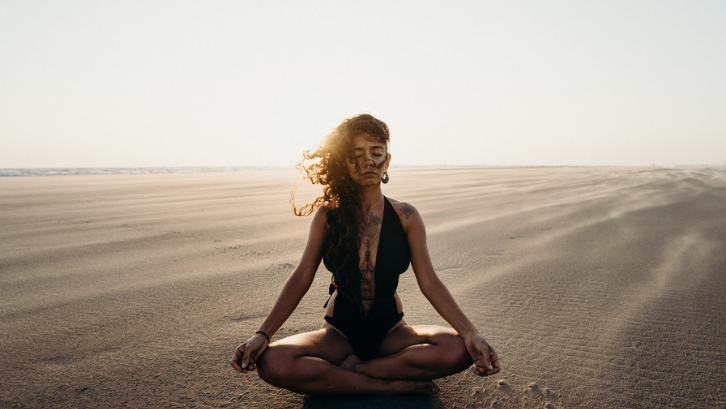 Meditasi sangat baik untuk meredakan stress. (Foto: Pexels - cottonbro)
