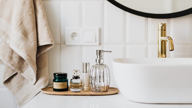 Cari material yang tahan air untuk wastafel kamar mandi Anda. (Foto: Karolina Grabowska-Pexels)