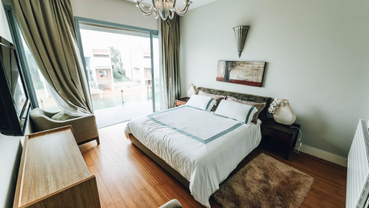 Kayu selalu bisa memberikan efek natural yang menarik bagi ruangan. (Foto: Pexels - Naim Benjelloun)
