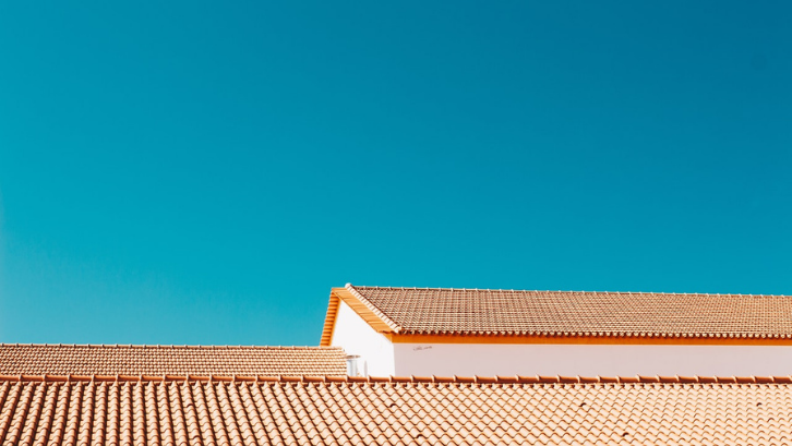 Atap yang baik mampu untuk mencegah panas dan terik matahari masuk ke dalam rumah. (Foto: Pexels - Joao Jesus)