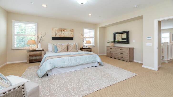 Earth tone selalu identik dengan kesan feminin. (Foto: Pexels - Terry Magallanez)