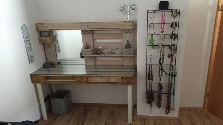 Meja rias dengan ukuran yang tak terlalu besar juga kompatibel di kamar manapun. Sumber: Pinterest
