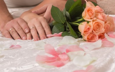 Bilik tidur suami isteri kena romantik baru lega tekanan berumahtangga. Antara tipsnya pastikan bilik tidur warna cerah, cadar dan bantal lembut dan tiada gajet dalam bilik tidur anda!