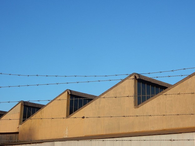 Penggunaan sawtooth roof pada bangunan industri. Gambar: Flickr/Mike Cough.