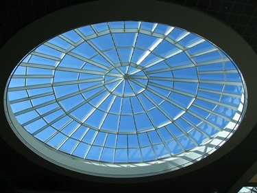  Skylight tidak hanya membuat ruangan menjadi lebih terang, tetapi juga menambah estetika dan membuat ruangan menjadi terasa lebih luas. Sumber: Flickr/Peter Kaminski