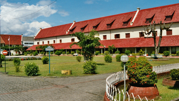 Benteng Fort Rotterdam berada di daerah Makassar dan memiliki nilai arsitektur yang sangat kental dengan arsitektur Belanda. (Foto: Authentic Indonesia)