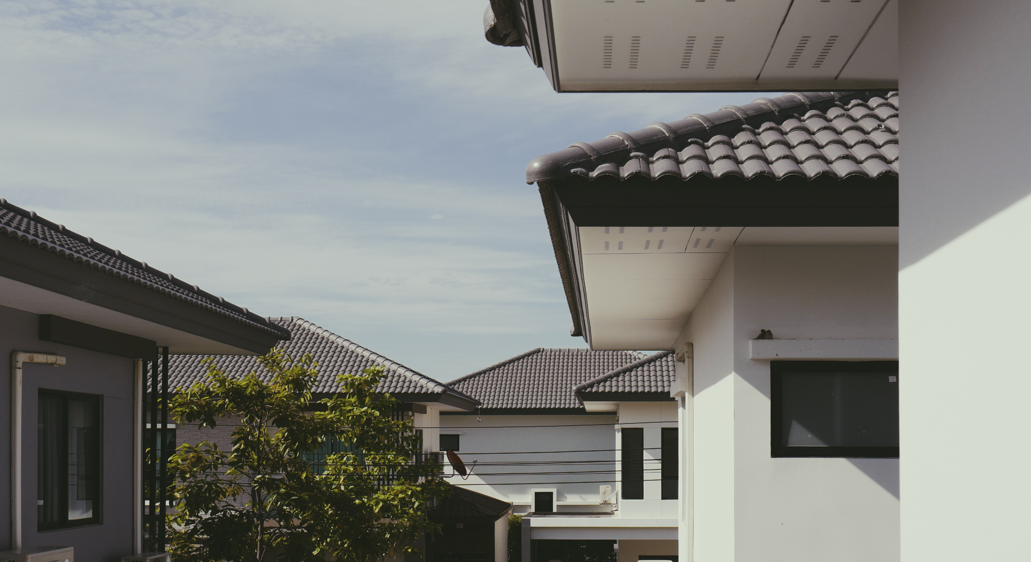 หลังคาบ้าน-รางน้ำฝนของเพื่อนบ้าน รุกล้ำเข้ามาทำอย่างไรได้บ้าง
