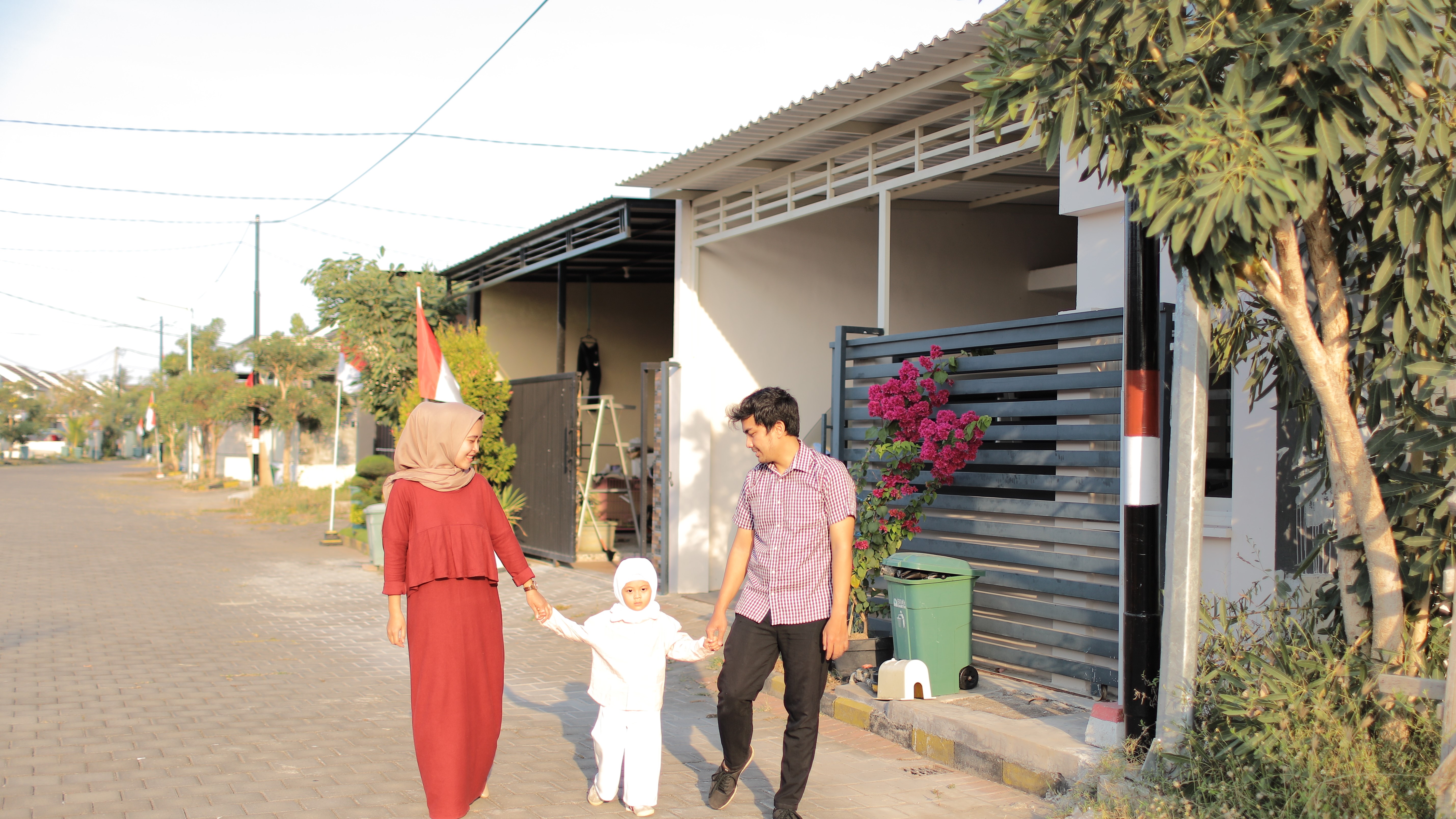 Cerita Rumah Rezi dan Tika: Unit Depan Taman, Jalan Depan Rumah Besar