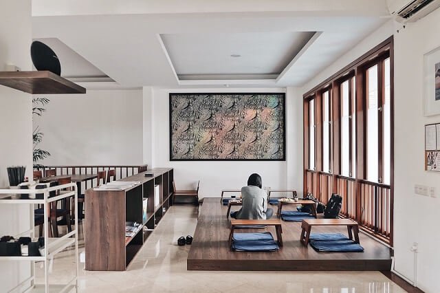 Ciptakan suasana rumah dengan konsep lesehan (foto: interiordesign.id)