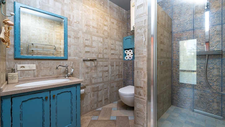Gaya vintage masih tren hingga saat ini dalam pengaplikasian desain interior rumah termasuk kamar mandi. Sumber: Pexels - Max Vakhtbovych