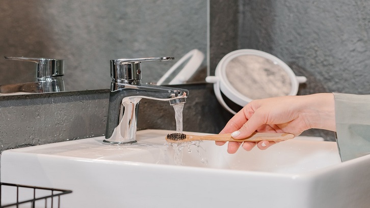 Wastafel saat ini tidak hanya praktis, tetapi juga dirancang secara estetik misalnya dengan dilengkapi meja wastafel. Sumber: Pexels - Mikhail Nilov