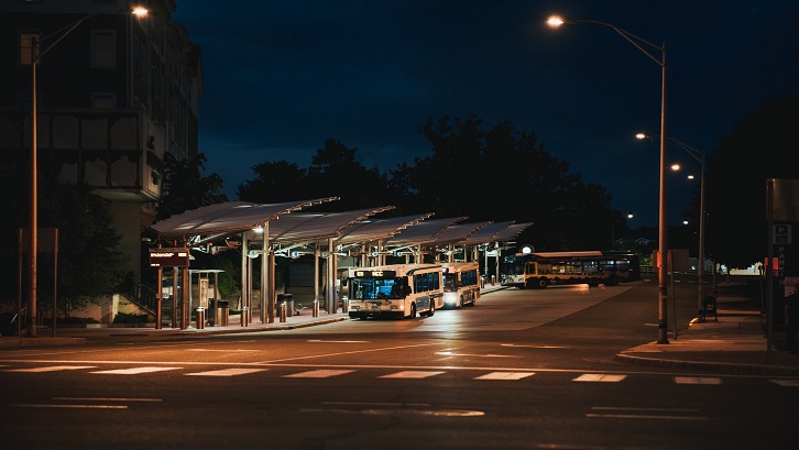 Konsep TOD dimaksudkan supaya masyarakat lebih memilih untuk menggunakan transportasi umum yang sudah terintegrasi. Sumber: Unsplash - Nicholas Bartos