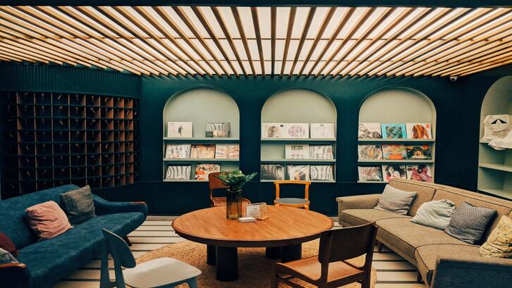 Desain vintage umumnya didominasi dengan warna-warna lembut seperti hijau telur asin, biru, merah, pink, dan aquamarine. (Foto: Unsplash - Note Thanun)