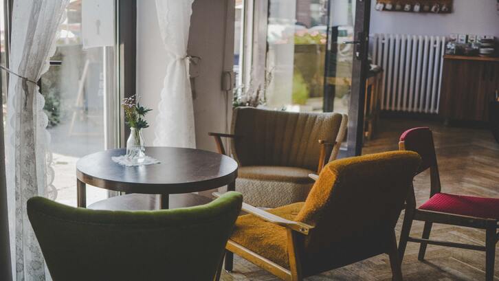 Manfaatkanlah perabot bekas orang tua Anda untuk mempertegas kesan vintage pada hunian. (Foto: Unsplash - Katarzyna Grabowska)