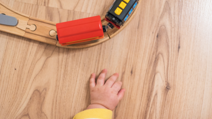 Parket lantai kayu tidak mudah untuk menyerap debu dan noda sehingga cocok dipasang di tempat bermain anak. (Foto: Pexels - Lukas)