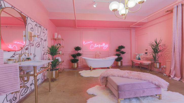 Kesan girly langsung terpancar dari pengaplikasian cat plafon rumah warna pink (Foto: theurbanjunglestudio.com).