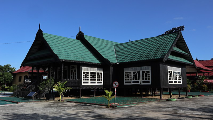 Rumah adat Kalimantan Utara memiliki asal usul yang cukup unik. (Foto: Wikipedia)
