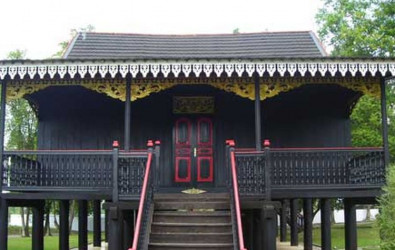 Alt Text - Mengenal Rumah Adat Jambi dan 7 Fakta Unik Kajang Lako