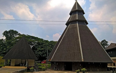 Alt Text - Rumah Adat Papua: Kariwari