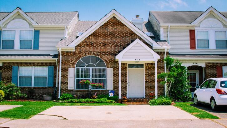 Perumahan Residence memiliki kelebihan harga yang terjangkau untuk pilihan bagi keluarga muda dalam membeli rumah pertamanya. (Foto: Unsplash - Micah Carlson)