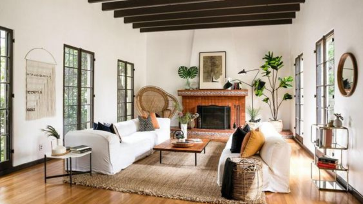 Warna mencolok dapat menjadi point interest pada ruangan (Pinterest - Nook Real Estate)