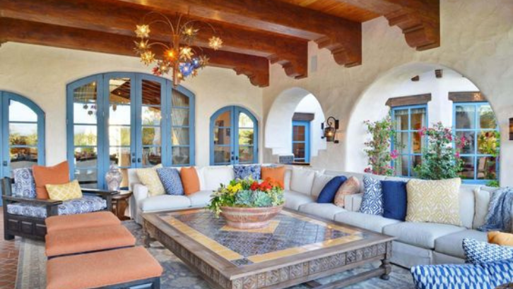 Contoh penggunaan ornamen lengkungan pada jendela dan tembok rumah mediterania (Pinterest - J Hill Interiors)