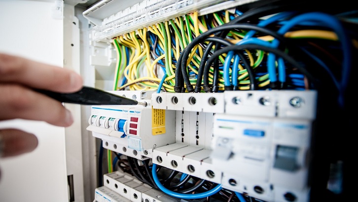 Pelanggan bisnis adalah pelanggan yang sebagian atau seluruh tenaga listrik dari PLN digunakan untuk salah satu atau beberapa usaha. Sumber: Pexels - Pixabay