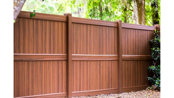 Kayu memiliki warna cokelat yang alami dan indah. (Foto: Superior Fence & Rail)