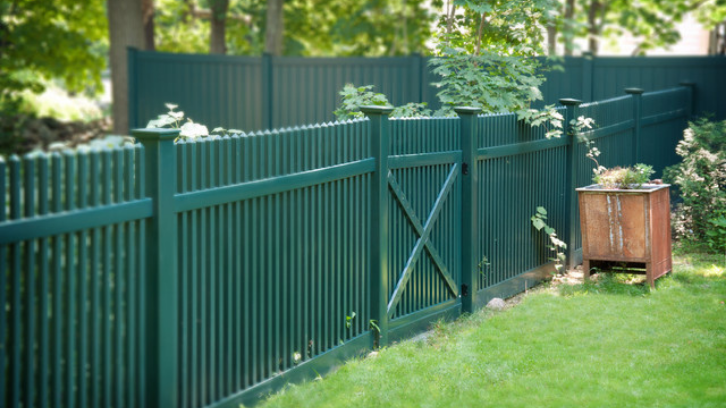 Gunakan cat pagar berwarna hijau untuk memberikan kesan teduh pada rumah. (Foto: Houzz)