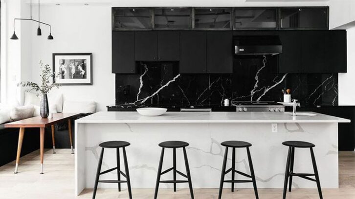 Motif marble dan aksen emas pada gagang pintu membuat dapur monokrom hijau nampak elegan. (Foto: Roohome.com)