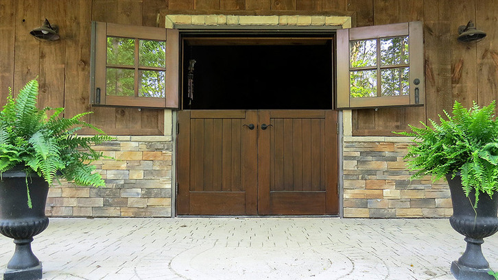Biasanya model pintu ini banyak digunakan oleh masyarakat pedesaan di Eropa terutama di Belanda. (Foto: Realcariragedoors.com)