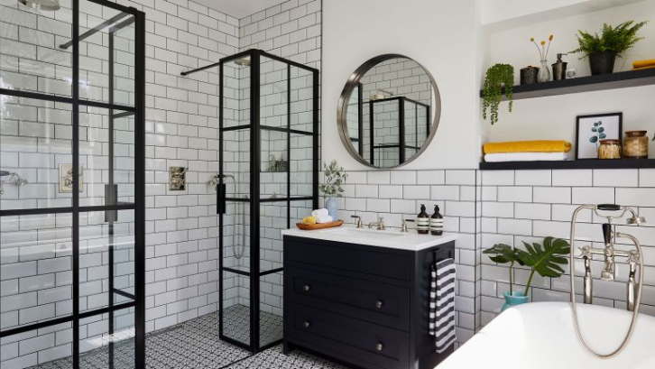 Warna gelap pada lis pintu memberi aksen kuat sekaligus tanda pembatas ruang. (Foto: Real Homes.com)