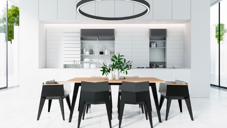 Focal point ruangan monokrom dapat dihadirkan melalui aksen kayu seperti pada meja makan. (Foto: Home Designing.com)