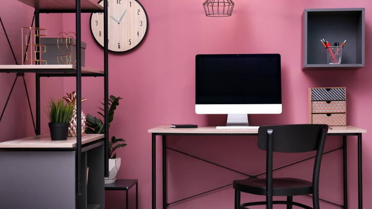 Kombinasi monokrom pink dan hitam membuat ruang kerja terasa lebih hidup. (Foto: Indigo Paints.com)