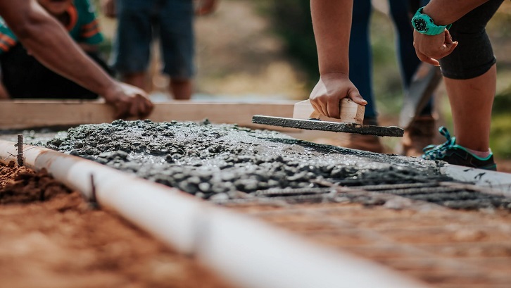 Bambu sangat ideal untuk rumah semi permanen sebagai rangka struktural. Sumber: Pexels - Rodolfo Quiro’s