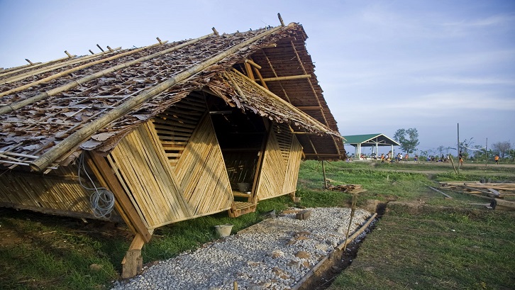 Dalam kebanyakan kasus, bangunan semi permanen dibangun menggunakan kayu. Sumber: Archi Lovers