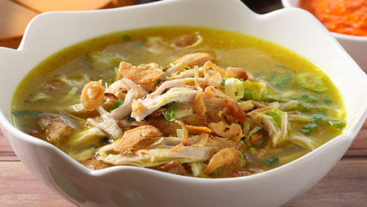 Kuah kuning soto ayam ini karena bumbunya memakai kunyit. (Foto: Resepkuliner.id)